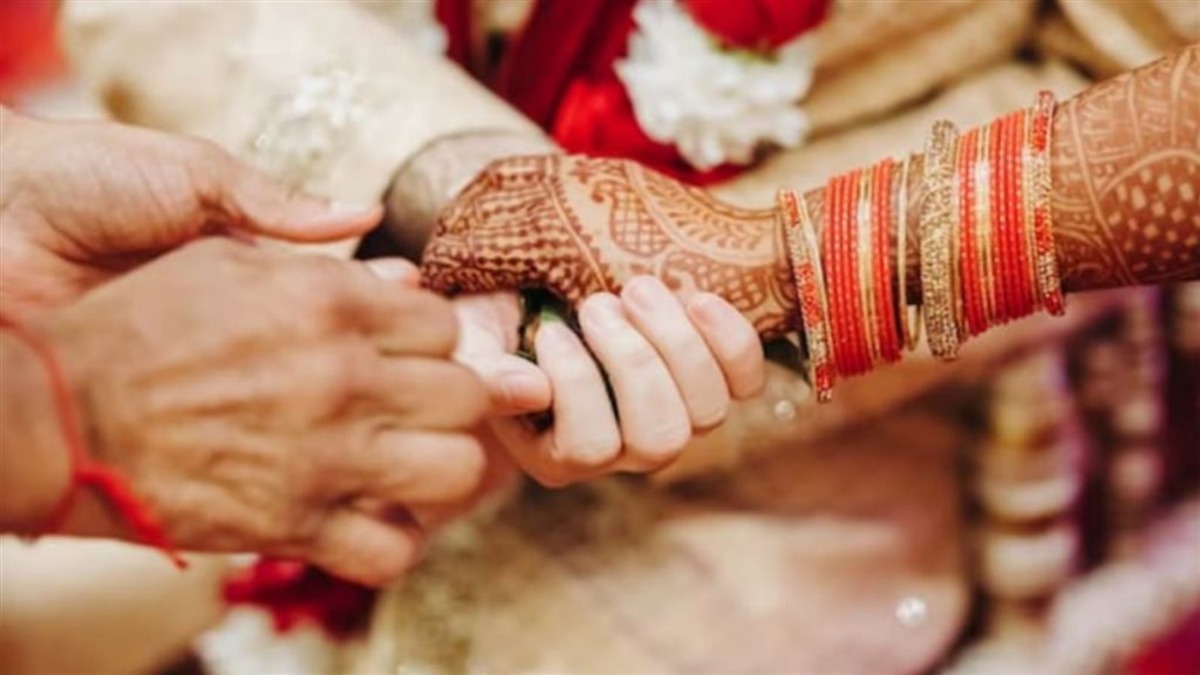 বিয়ের দিন ধর্মঘট, ২৮ কি.মি. হেঁটে পাত্রীর বাড়িতে বর