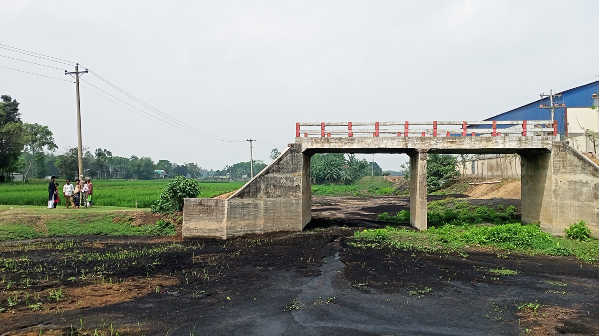 ব্রিজ নির্মাণের ৪ বছরে হয়নি সংযোগ সড়ক, ভোগান্তিতে ১০ হাজার মানুষ
