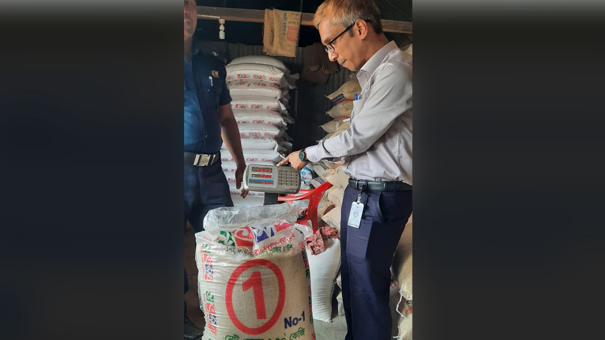 ৫০ কেজির বস্তায় ৪ কেজি চাল কম, ভোক্তা অধিকারের জরিমানা