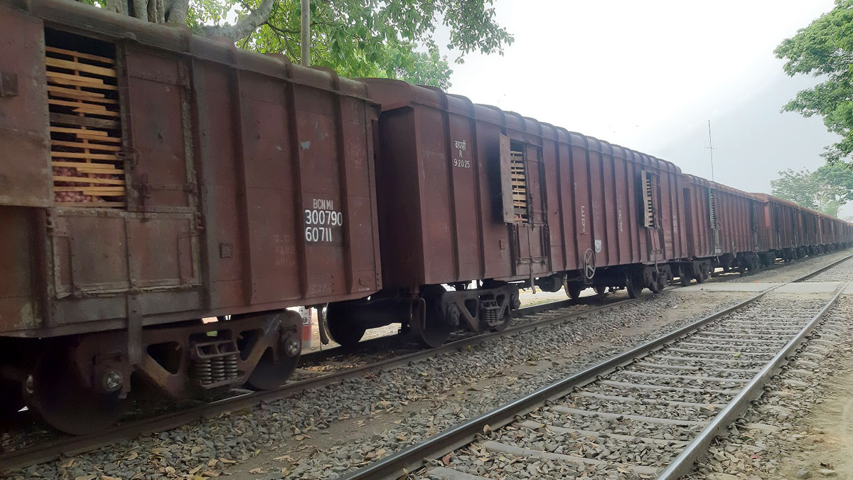 দর্শনা বন্দর দিয়ে এলো ১৫০০ টন ভারতীয় পেঁয়াজ
