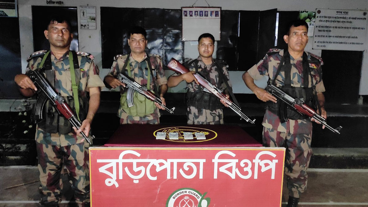 ভারতে পাচারের সময় ৪০ হাজার ডলার জব্দ