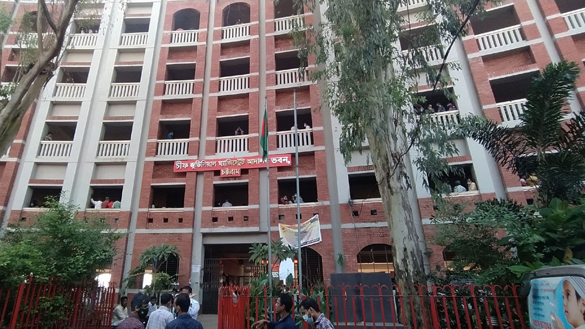 উপজেলা চেয়ারম্যানের বিরুদ্ধে মামলার আবেদন, আদেশ হয়নি ৩ দিনেও