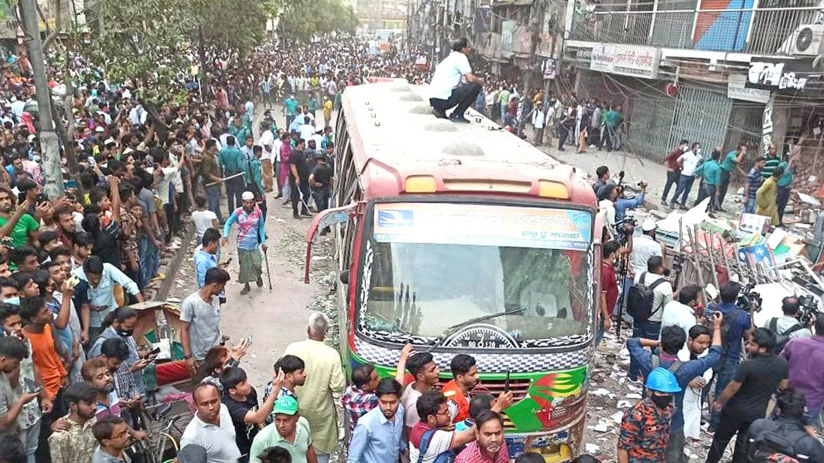 বিস্ফোরণে চূর্ণ-বিচূর্ণ হয়ে গেছে রাস্তায় থাকা সাভার পরিবহন