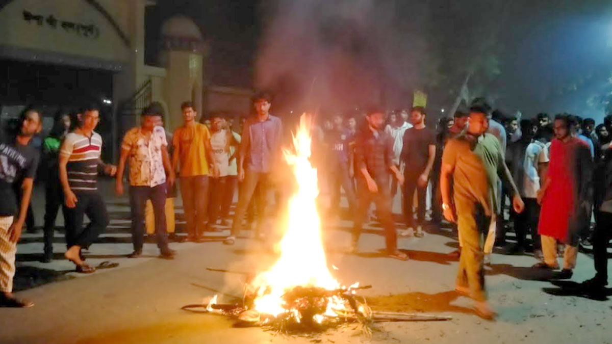 বাকৃবিতে হল প্রভোস্টের পদত্যাগ দাবিতে রাস্তা অবরোধ, টায়ারে আগুন