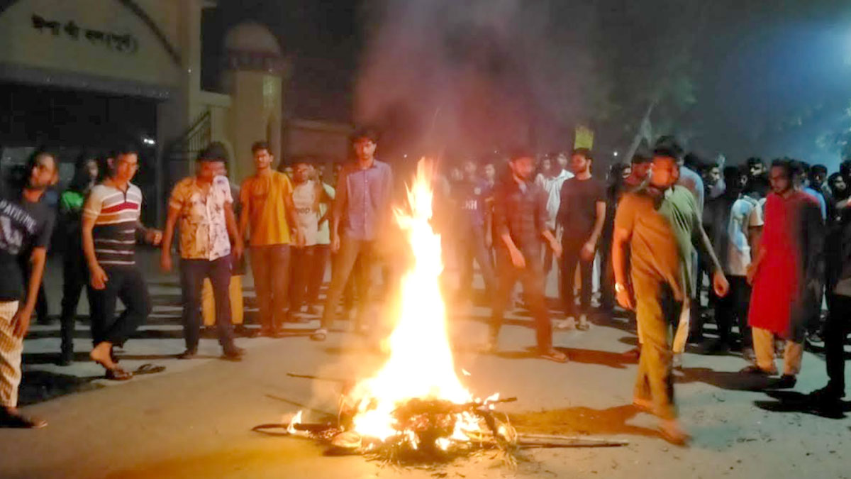 বাকৃবিতে হল প্রভোস্টের পদত্যাগ দাবিতে রাস্তা অবরোধ, টায়ারে আগুন