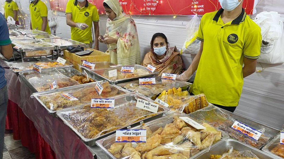বেইলি রোডের বাহারি ইফতার, দাম বেশ ভিড়ও বেশি