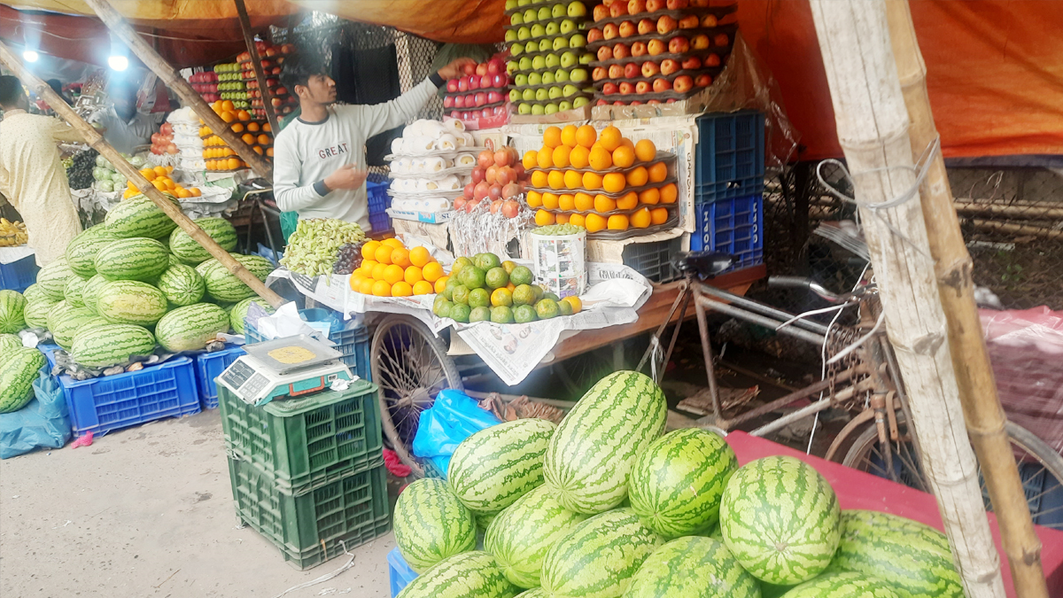ফলের দোকান ঘুরে খালি হাতে ফিরছেন ক্রেতা