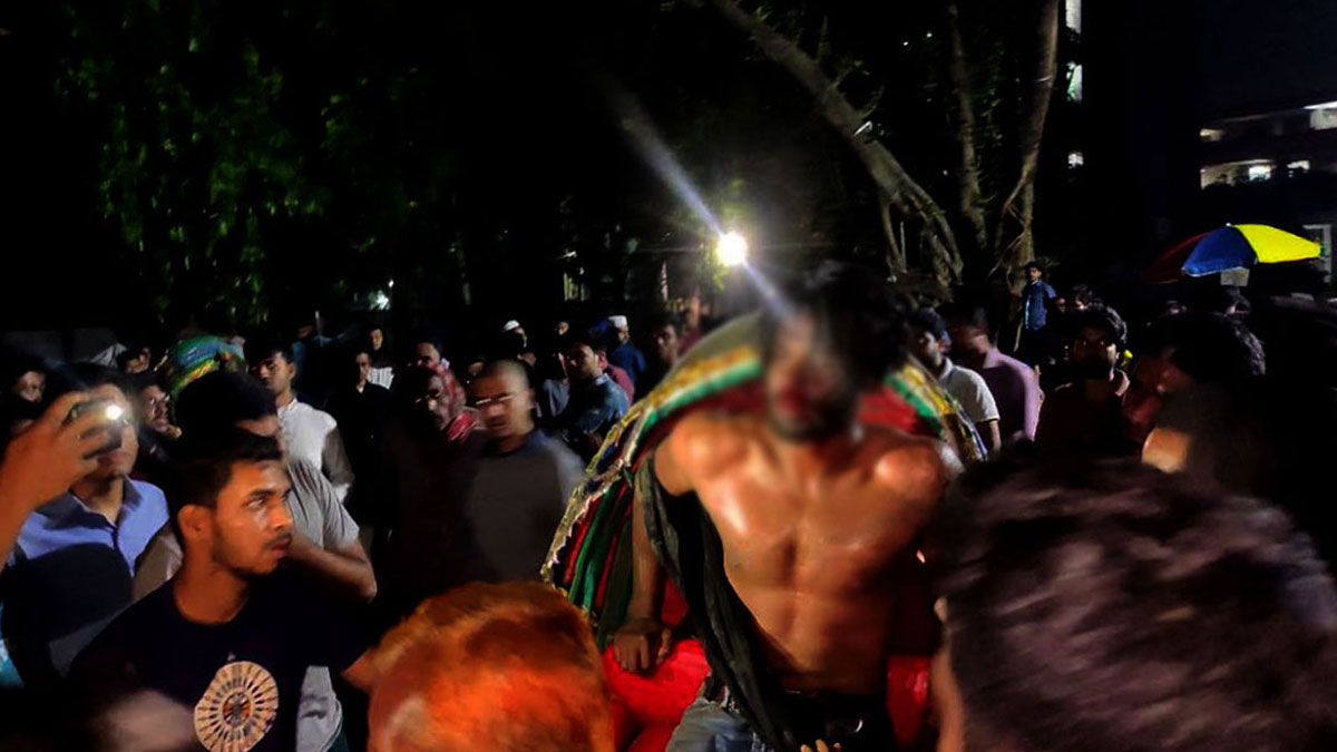 ঢাবি থেকে প্রলয় গ্যাংয়ের দুই সদস্য সাময়িক বহিষ্কার