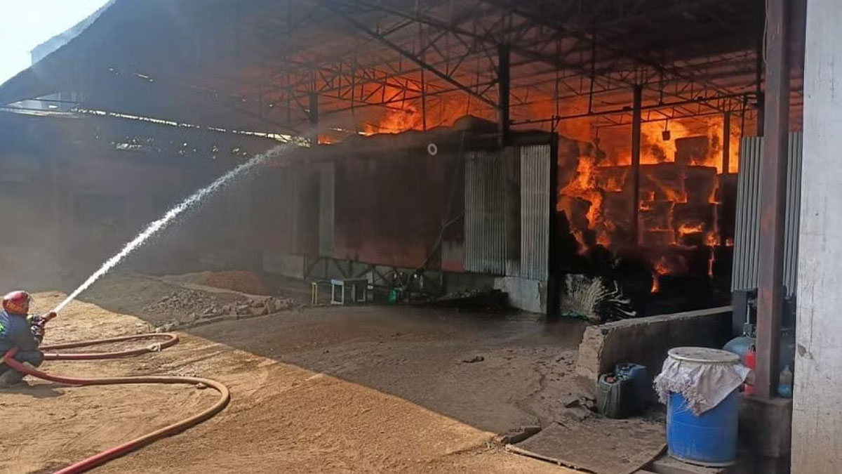 তুলার গোডাউনে আগুন : জেলা প্রশাসনের তদন্ত কমিটি