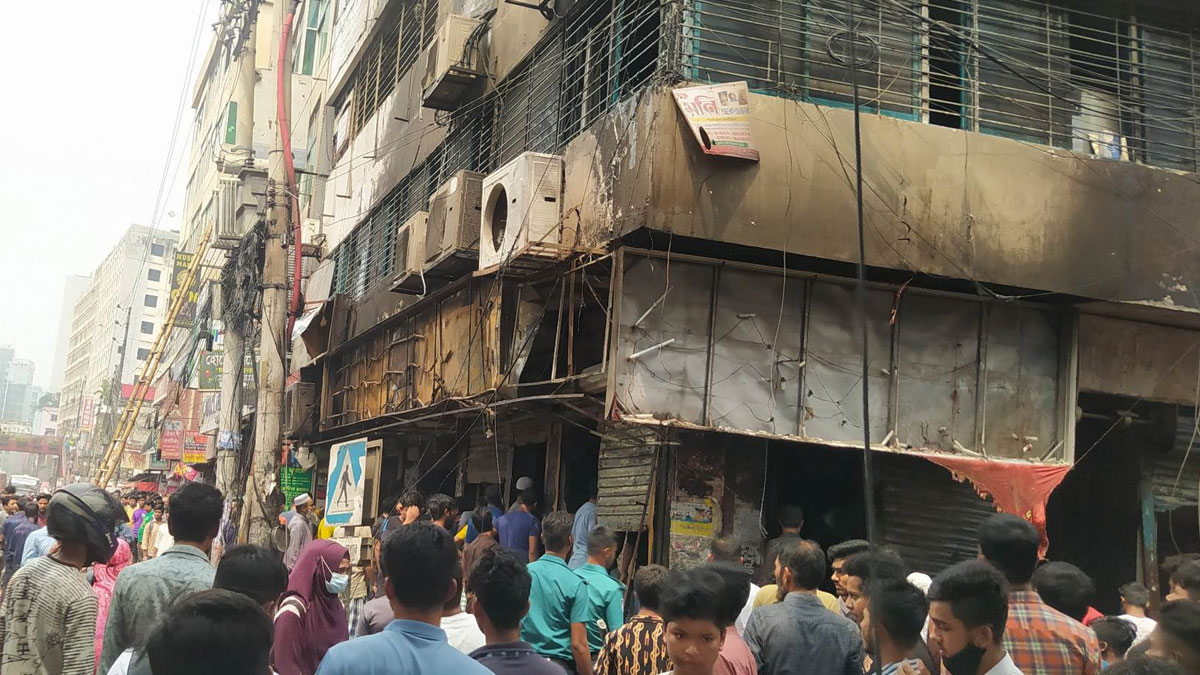 বাড্ডায় মিষ্টির দোকানে আগুন