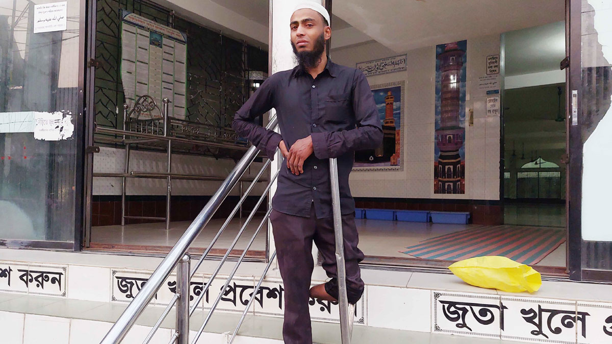 নামাজ পড়ে এসে অটোরিকশা না পেয়ে কাঁদছেন প্রতিবন্ধী রশিদ