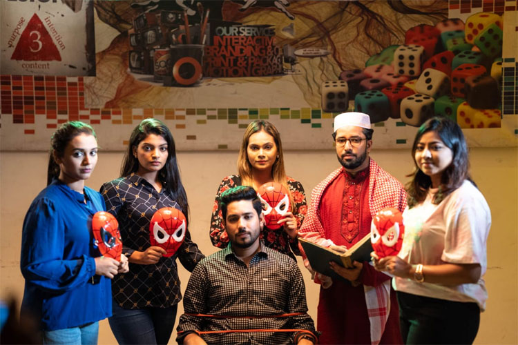 ‘গার্লফ্রেন্ড আবশ্যক’ নাটকের একটি দৃশ্যে