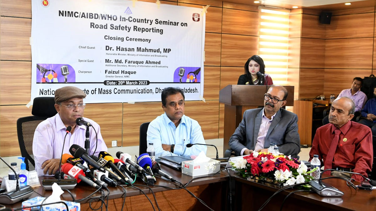 নারী-শিশু সবাইকে রাস্তার মাঝখানে নামিয়ে দেয় বাস চালকরা