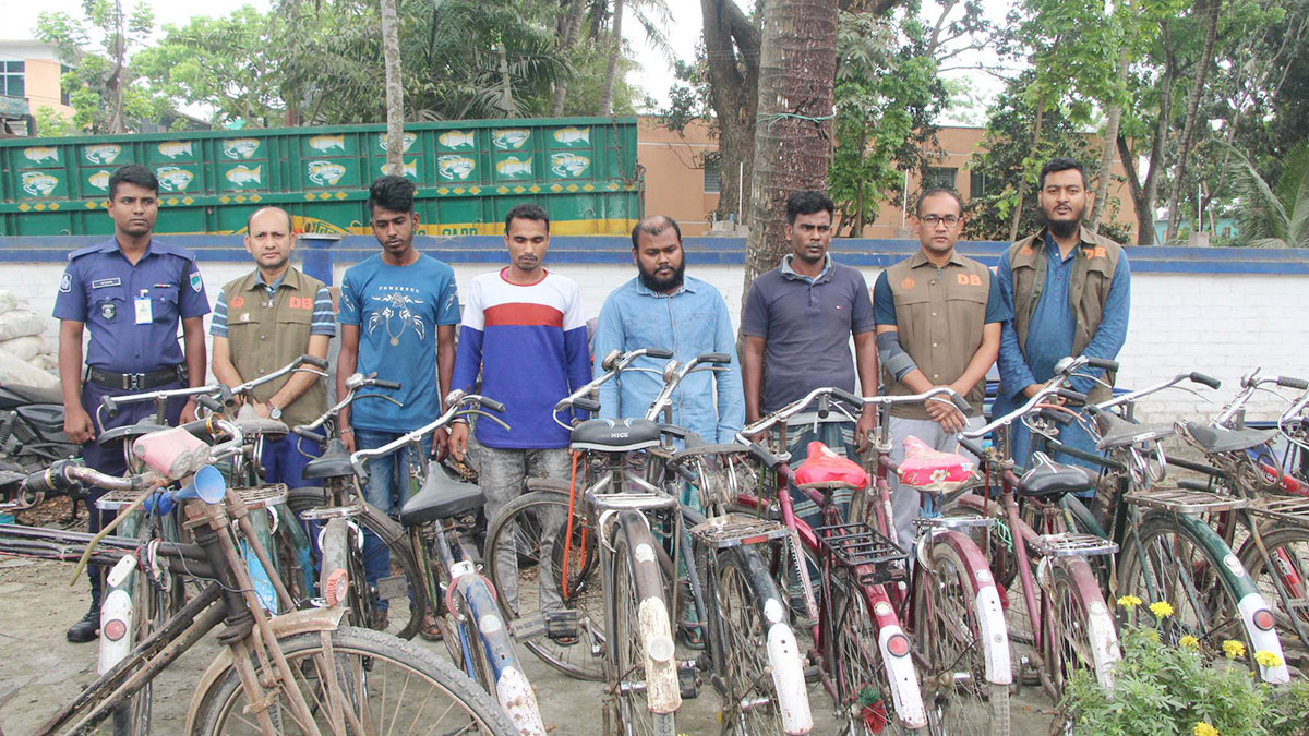 যশোরের বিভিন্ন বাসাবাড়িতে চুরি করেন তারা