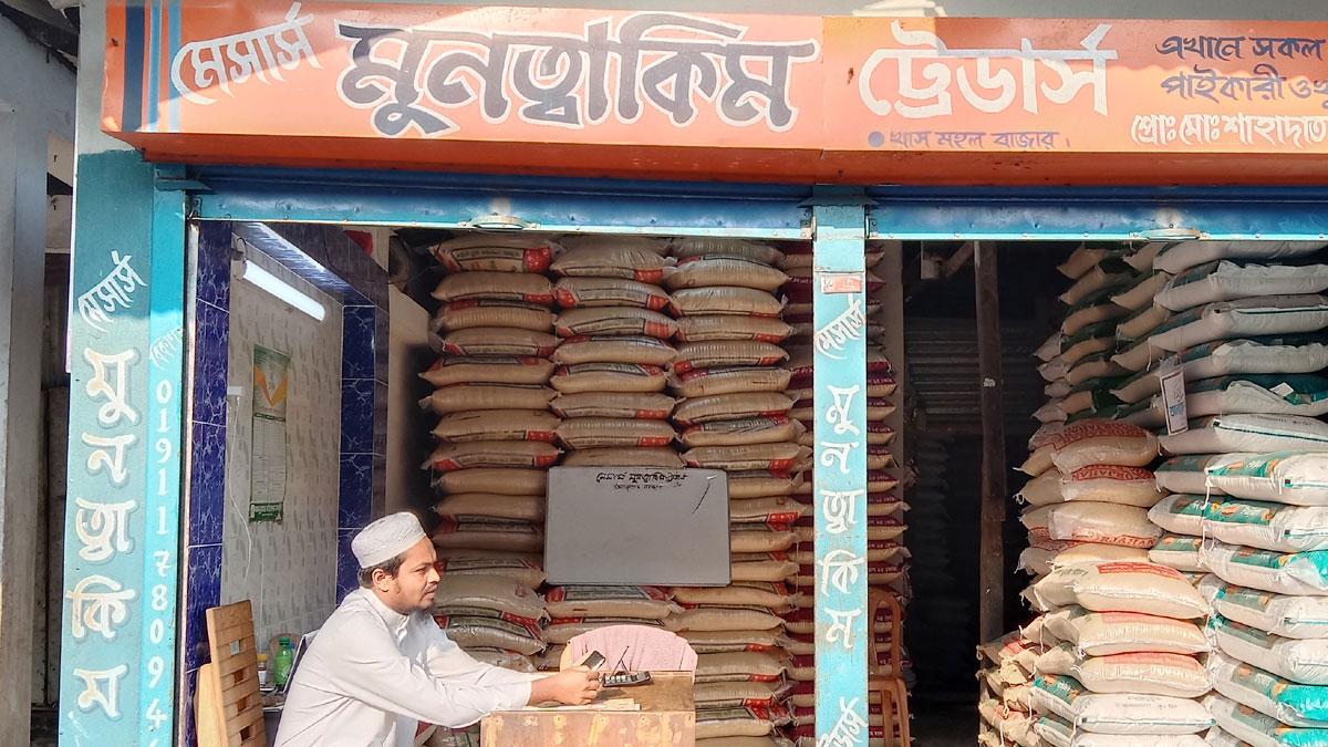 চার রমজান ধরে মুনাফা ছাড়াই চাল বিক্রি করছেন শাহাদাত