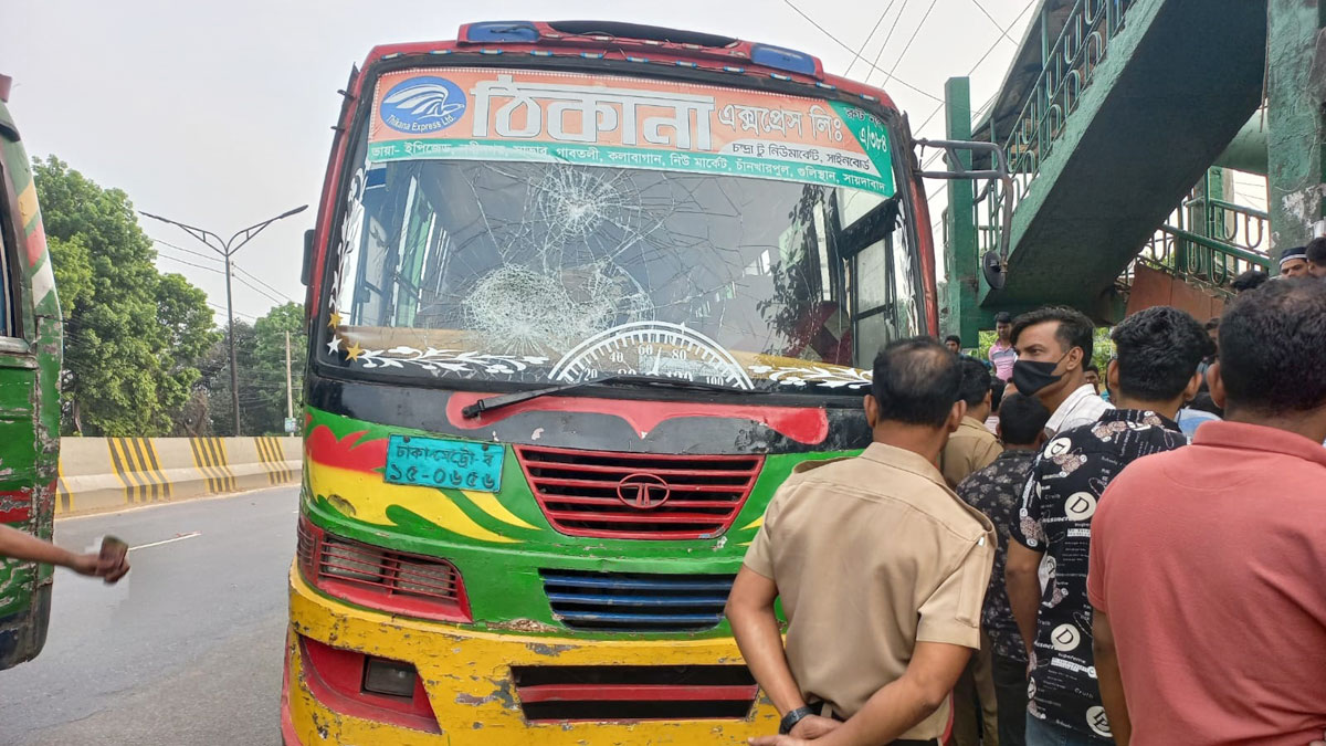 হাফ ভাড়া দিতে চান জাবি কর্মকর্তা, না নেওয়ায় বাস ভাঙচুর 