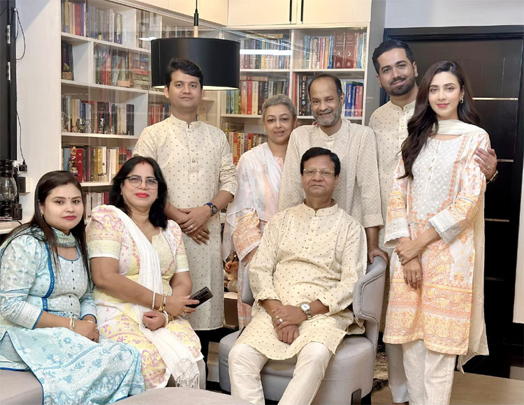 পরিবারের সঙ্গে মিম