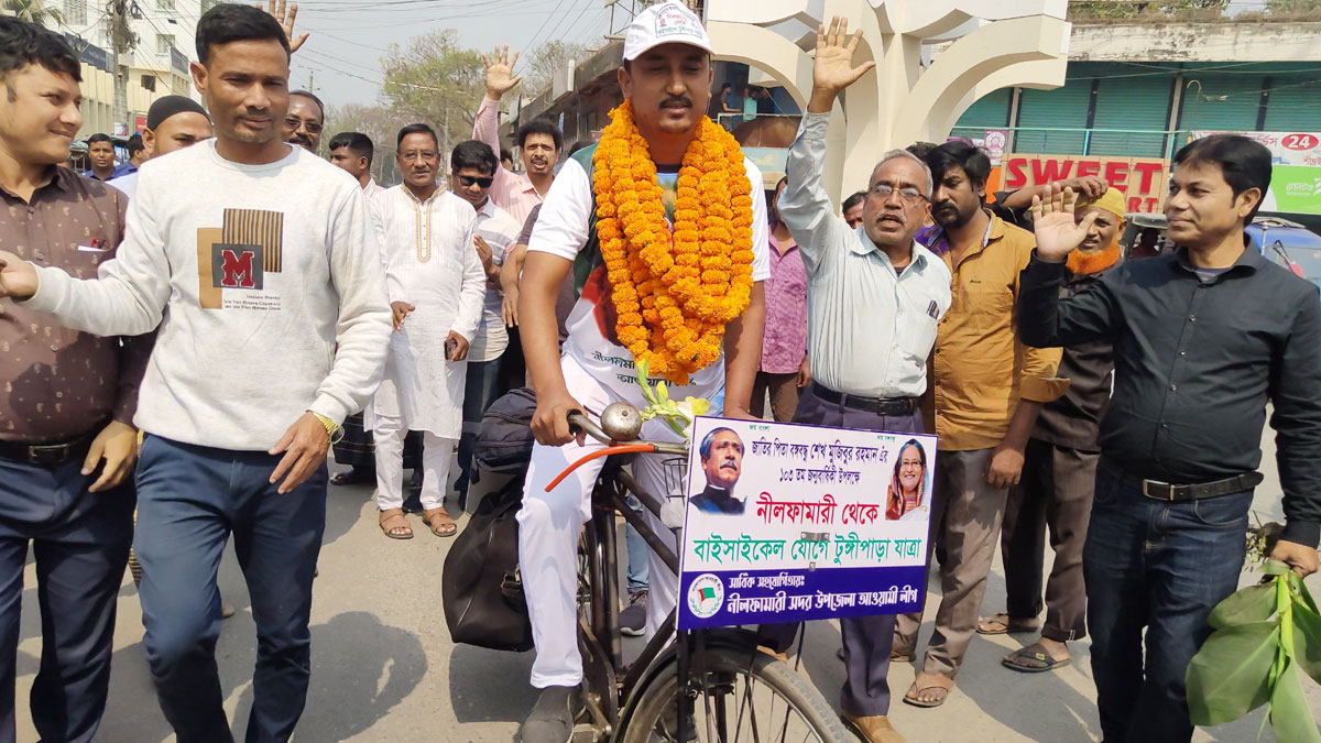 সাইকেল চালিয়ে নীলফামারী থেকে টুঙ্গিপাড়া যাচ্ছেন যুবক