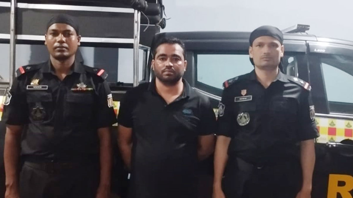 নাম-পরিচয় লুকিয়ে ১৫ বছর পালিয়ে থেকেও শেষ রক্ষা হলো না