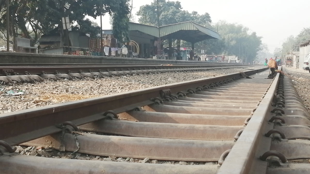 দৌড়ে রেললাইন পার হতে গিয়ে হাত-পা বিচ্ছিন্ন