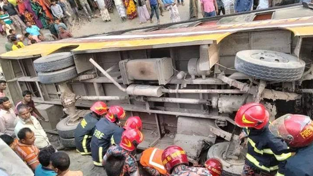 নিয়ন্ত্রণ হারিয়ে উল্টে গেল বাস, নিহত ২