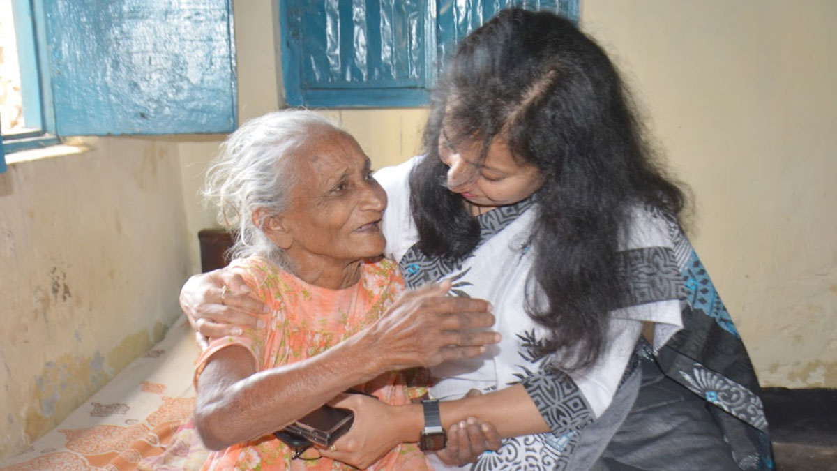 শহীদ শংকুর মায়ের পাশে জেলা প্রশাসক