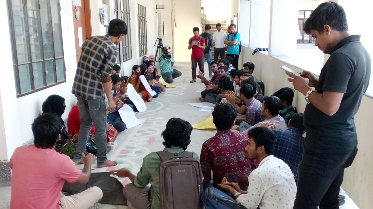 রাবির আন্তর্জাতিক সম্পর্ক বিভাগে তালা দিয়ে অনশনে শিক্ষার্থীরা
