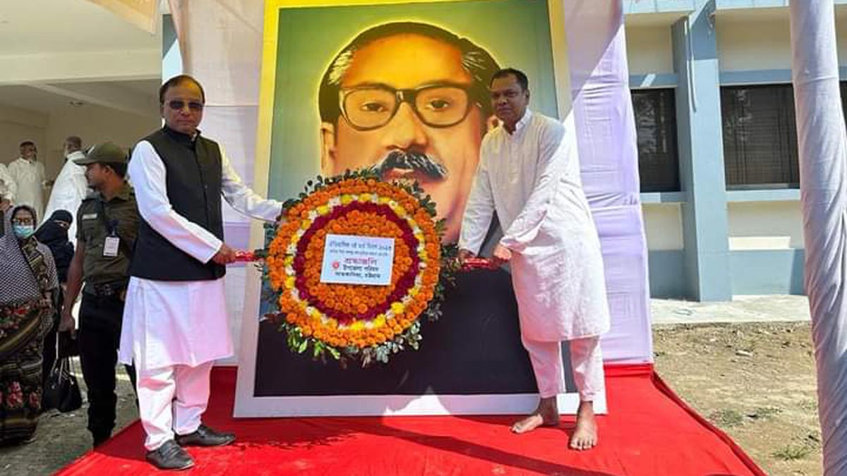 জুতা পায়ে বঙ্গবন্ধুর প্রতিকৃতিতে উপজেলা চেয়ারম্যান!