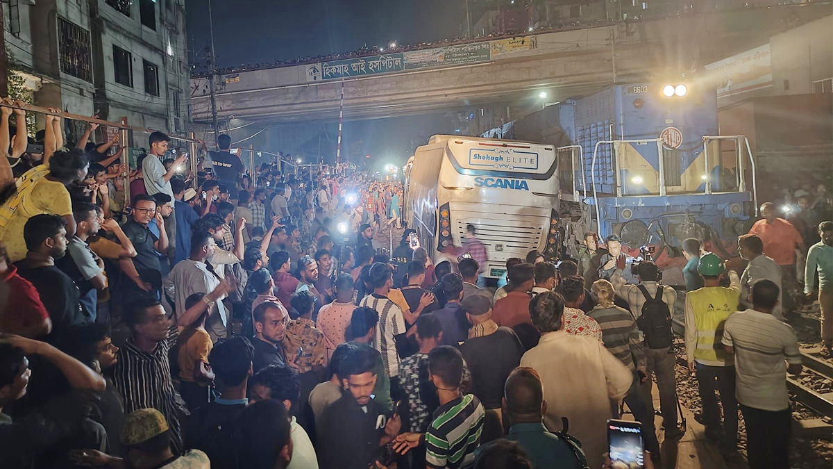 সরিয়ে নেওয়া হয়েছে বাস, ট্রেন চলাচল শুরু