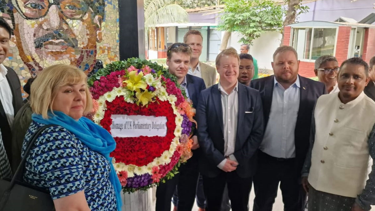 বঙ্গবন্ধুর প্রতিকৃতিতে যুক্তরাজ্যের সংসদীয় প্রতিনিধিদলের শ্রদ্ধা