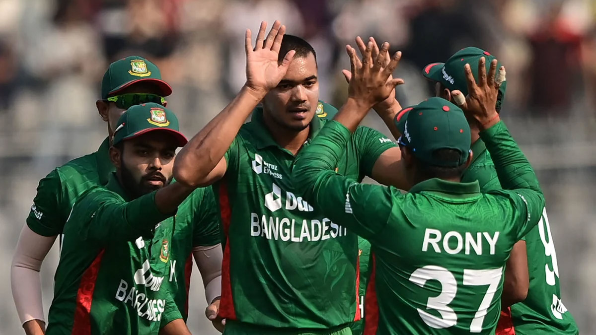 একশ’র আগেই ৬ উইকেট নেই ইংল্যান্ডের