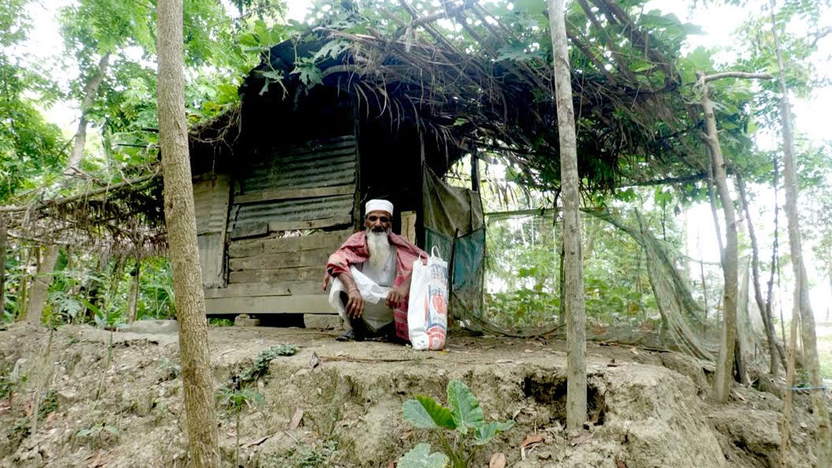 ‘বারবার ভিটা ছাড়ি আর নদী ভাঙতে ভাঙতে পিছু নেয়’