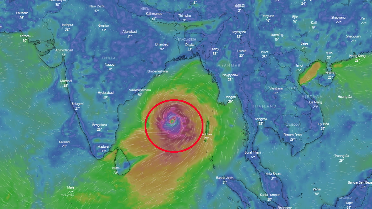 সামান্য এগিয়েছে মোখা