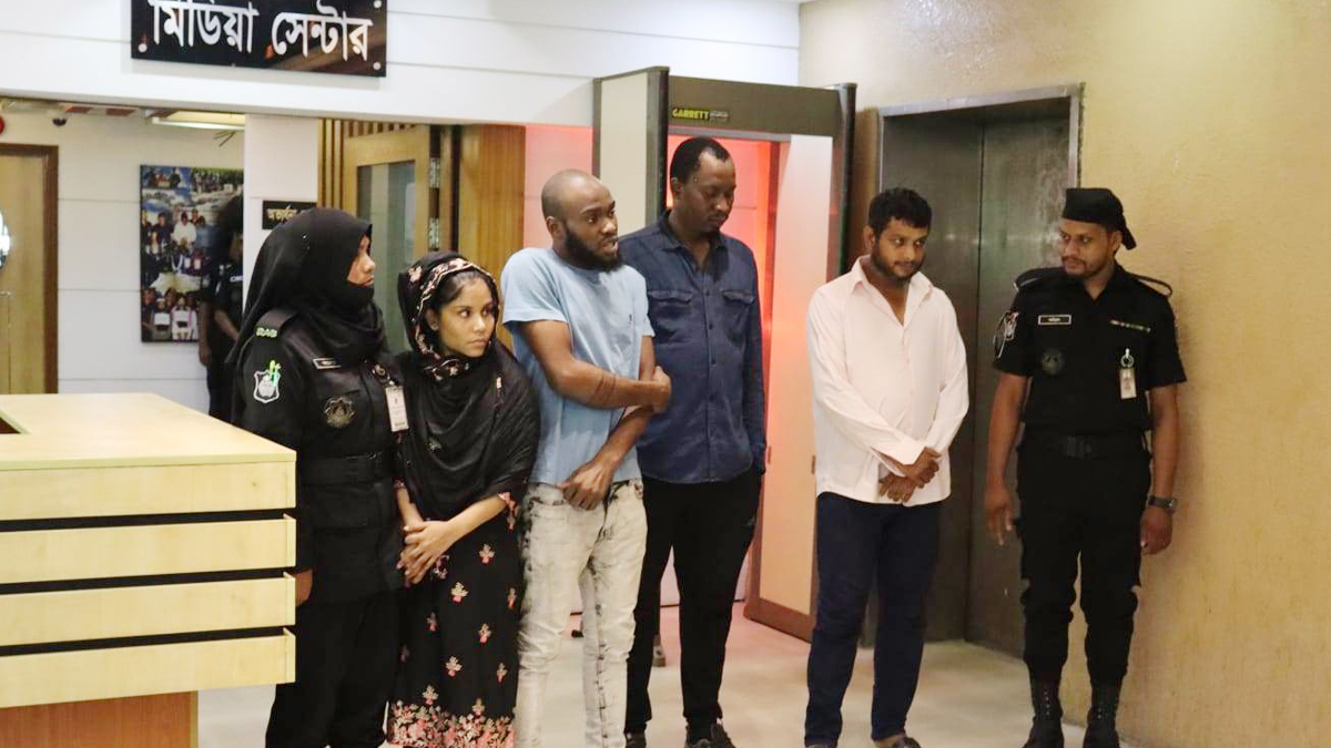 টুরিস্ট ভিসায় বাংলাদেশে এসে ‘প্রতারণা’র ব্যবসা