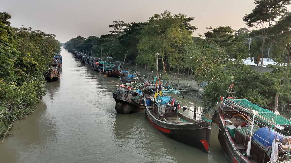 জাল-দড়ি গুটিয়ে তীরে ফিরছেন জেলেরা