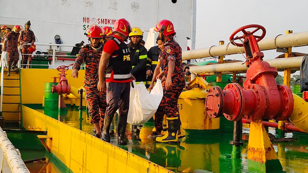 বরিশালে তেলবাহী জাহাজে বিস্ফোরণে নিহত ২, নিখোঁজ ১