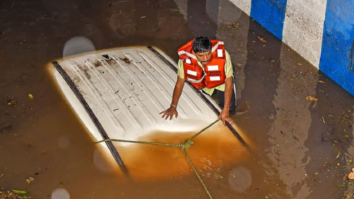 ভারতে আন্ডারপাসে ডুবল গাড়ি, প্রাণ গেল তরুণীর