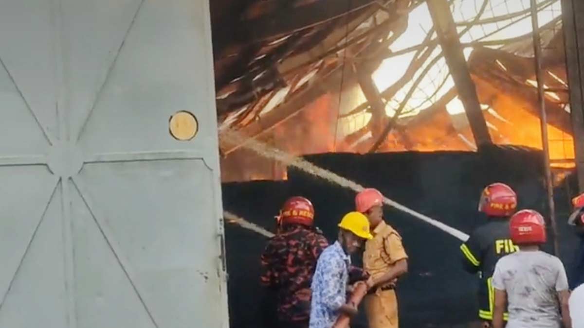 ফরিদপুরে জুট মিলে আগুন, নিয়ন্ত্রণে কাজ করছে ৫টি ইউনিট