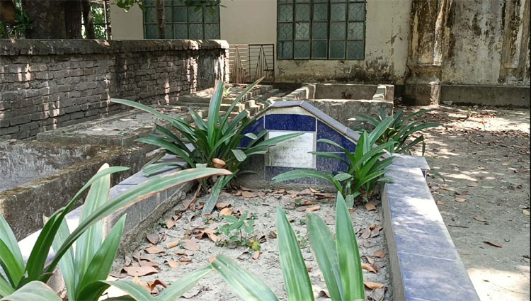 চিত্রনায়ক ফারুকের বাবা আজগর পাঠানের কবর