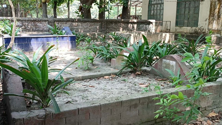 চিত্রনায়ক ফারুকের পারিবারিক কবরস্থান