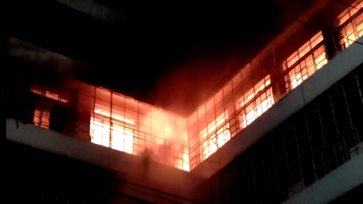 টঙ্গীতে টুপির কারখানায় আগুন, নিয়ন্ত্রণে ৮ ইউনিট