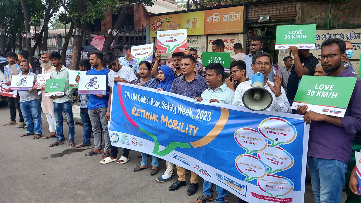 গতিসীমা মেনে চলার দাবিতে রাজধানীতে কর্মসূচি পালিত