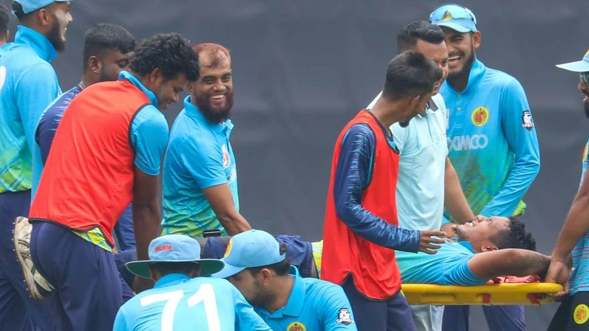 স্ট্রেচারে করে মাঠ ছাড়লেন সাইফউদ্দিন