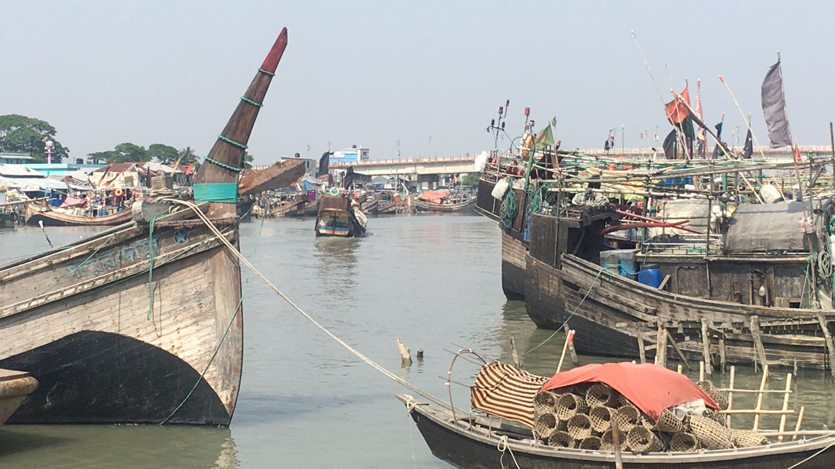 মোখা আতঙ্কে উপকূলে ফিরতে শুরু করেছেন জেলেরা