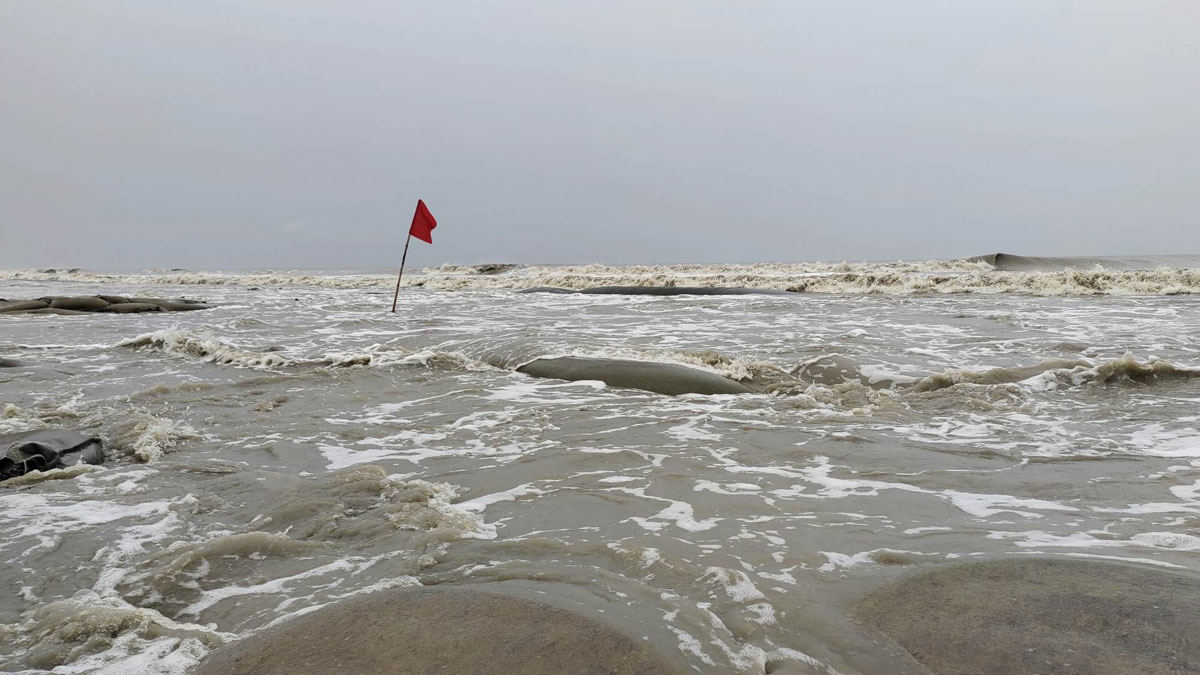 সাগর উত্তাল, কুয়াকাটা সৈকতে আছড়ে পড়ছে বড় বড় ঢেউ