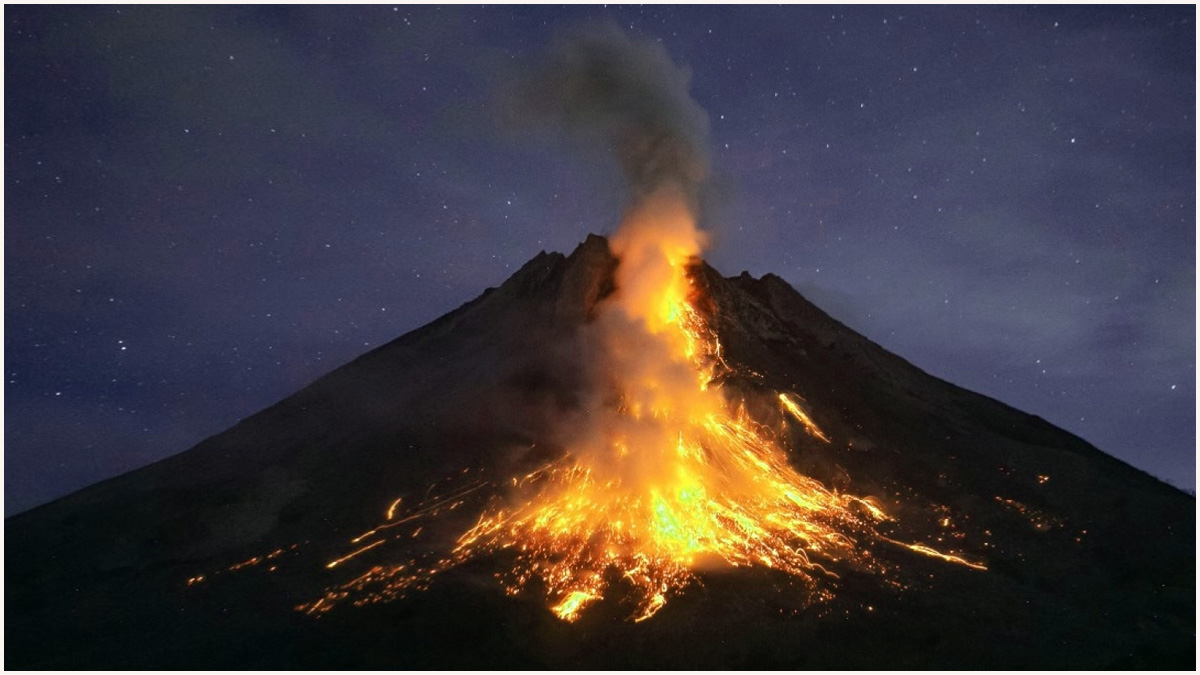 মাউন্ট মেরাপি আগ্নেয়গিরি থেকে ছড়াচ্ছে উত্তপ্ত লাভা