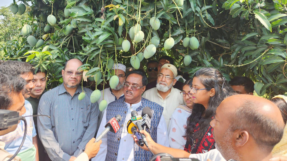 ‘সবাই সস্তায় খেতে চায়, কৃষকের দুঃখ-কষ্ট কেউ বুঝতে চায় না’