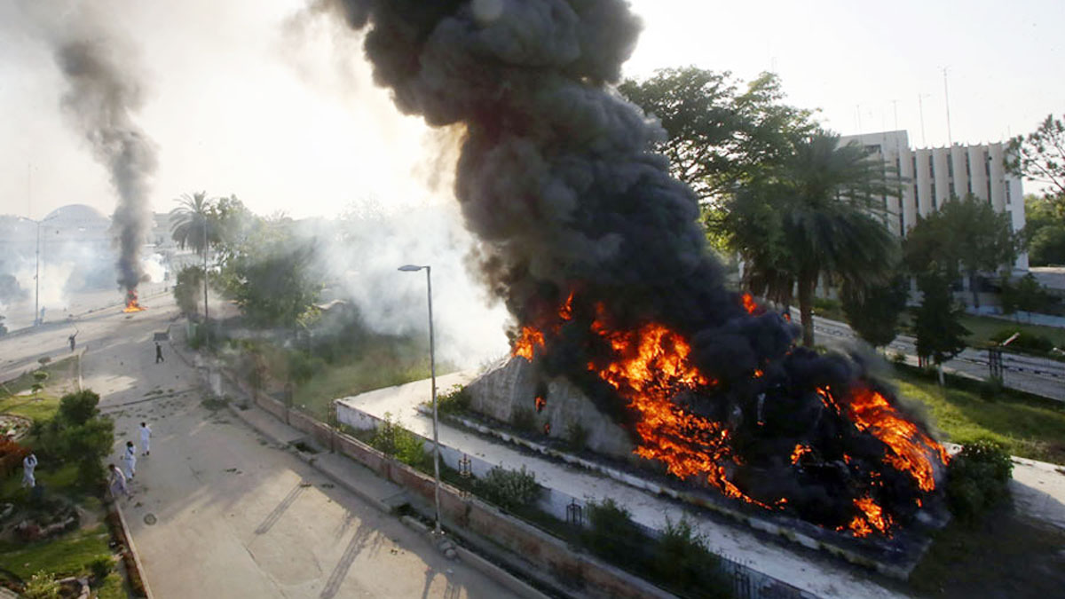 ইমরান খানের গ্রেপ্তার : নজিরবিহীন বিক্ষোভে ফুঁসছে পাকিস্তান