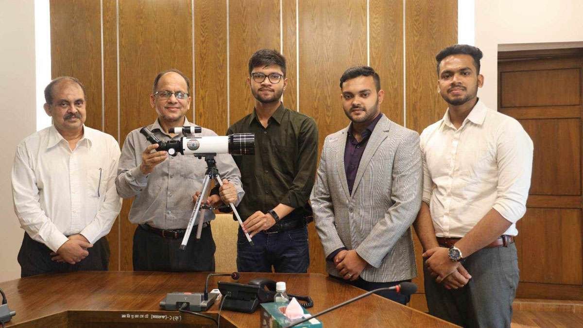 রাবি সায়েন্স ক্লাবকে টেলিস্কোপ উপহার