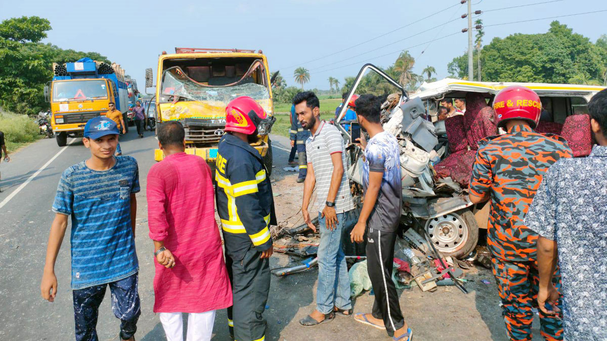 অ্যাম্বুলেন্স-ট্রাকের সংঘর্ষে মৃতের সংখ্যা বেড়ে ৫